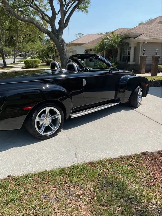 2005 Chevrolet SSR - Image 2 of 7