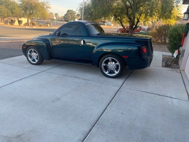 2005 Chevrolet SSR - Image 2 of 3