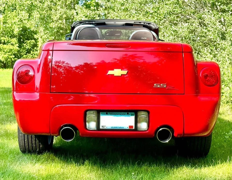 2005 Chevrolet SSR - Image 9 of 10