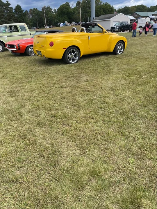 2005 Chevrolet SSR - Image 3 of 8