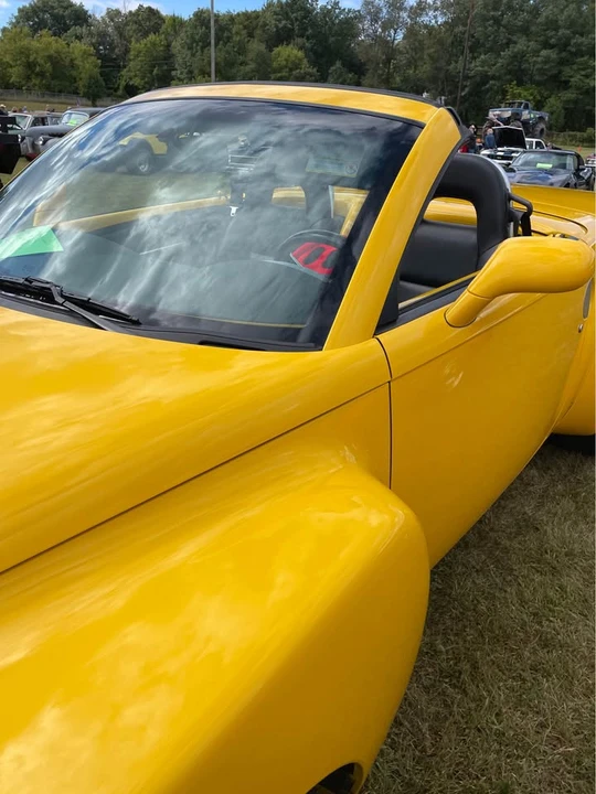 2005 Chevrolet SSR - Image 2 of 8