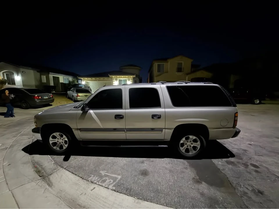 2005 Chevrolet Suburban 9th Gen - Image 2 of 4