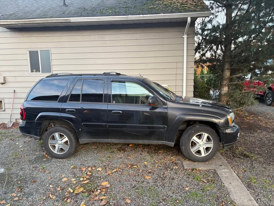 2005 Chevrolet Trailblazer - Image 2 of 3