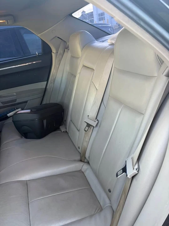 2005 Chrysler 300 (2005-2023) - Image 6 of 12