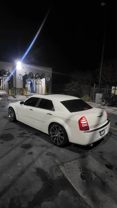 2005 Chrysler 300 (2005-2023) - Image 2 of 18