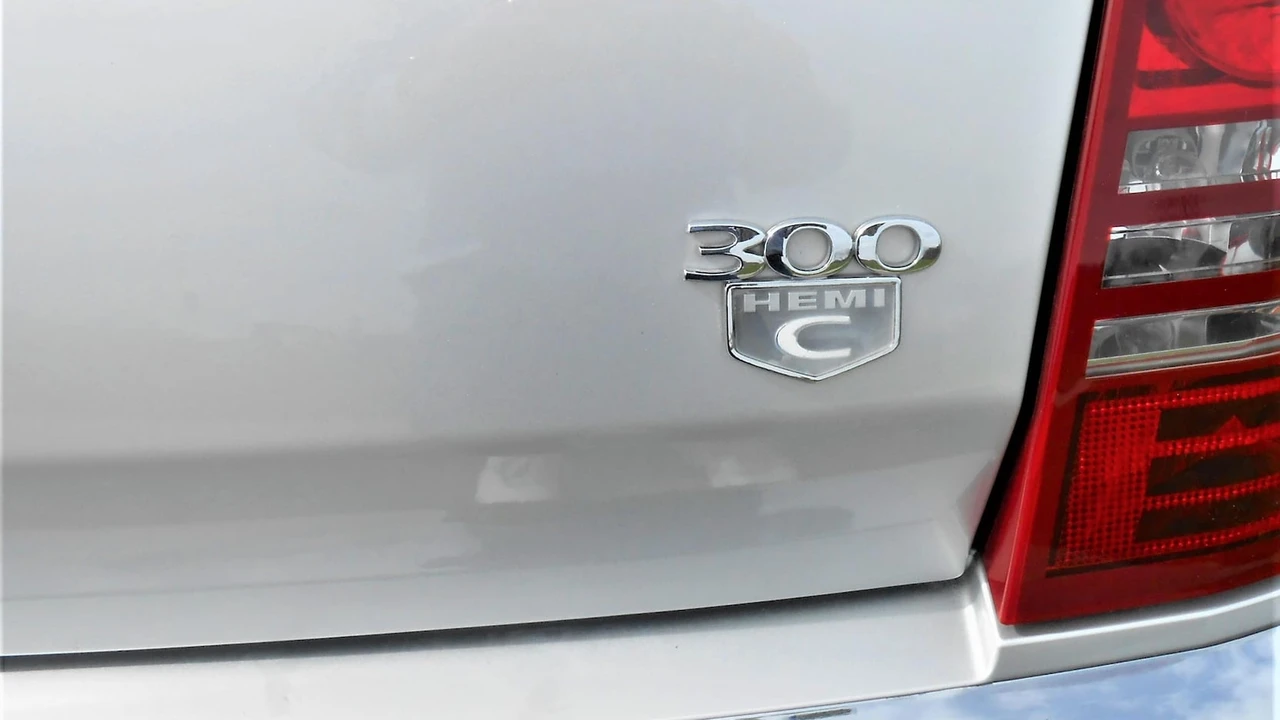 2005 Chrysler 300 (2005-2023) - Image 13 of 20