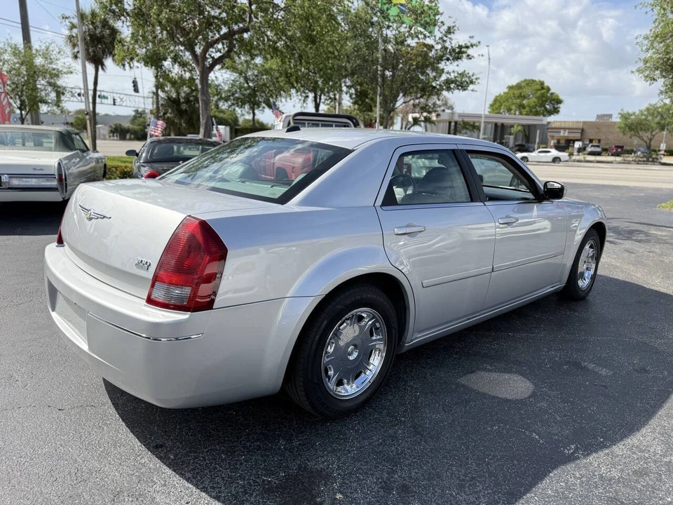 2005 Chrysler 300 (2005-2023) - Image 7 of 9