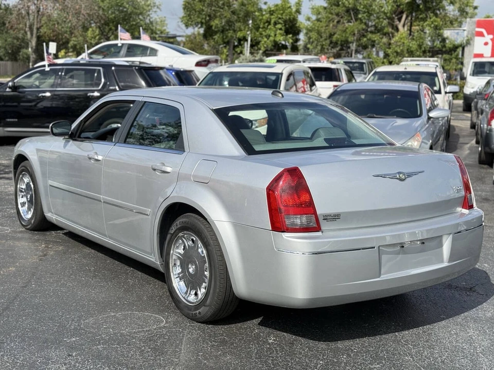 2005 Chrysler 300 (2005-2023) - Image 5 of 9
