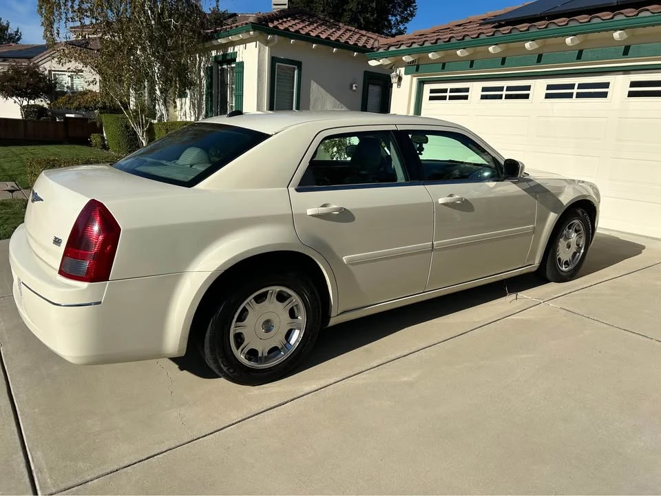 2005 Chrysler 300 (2005-2023) - Image 2 of 11