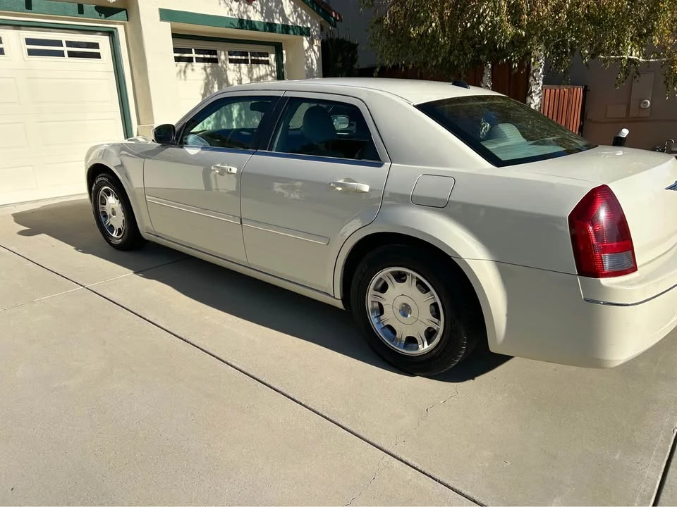 2005 Chrysler 300 (2005-2023) - Image 4 of 11