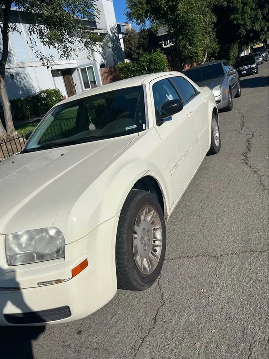 2005 Chrysler 300 (2005-2023) - Image 4 of 6