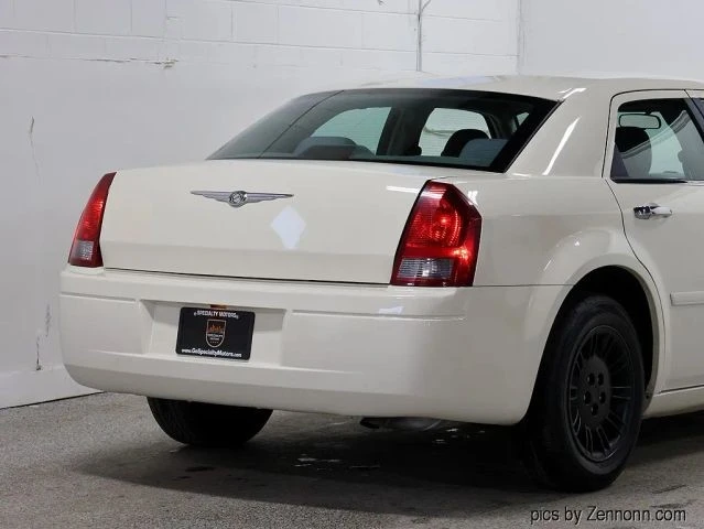 2005 Chrysler 300 (2005-2023) - Image 9 of 21