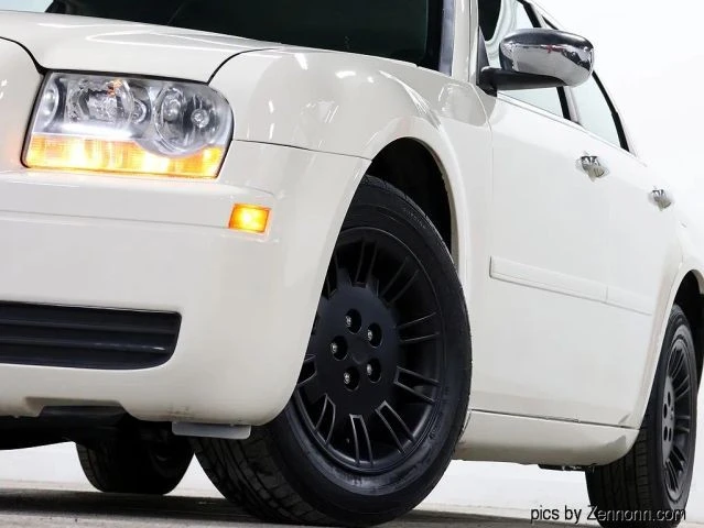 2005 Chrysler 300 (2005-2023) - Image 4 of 21