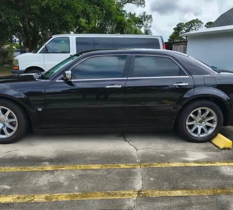 2005 Chrysler 300 (2005-2023) - Image 4 of 6