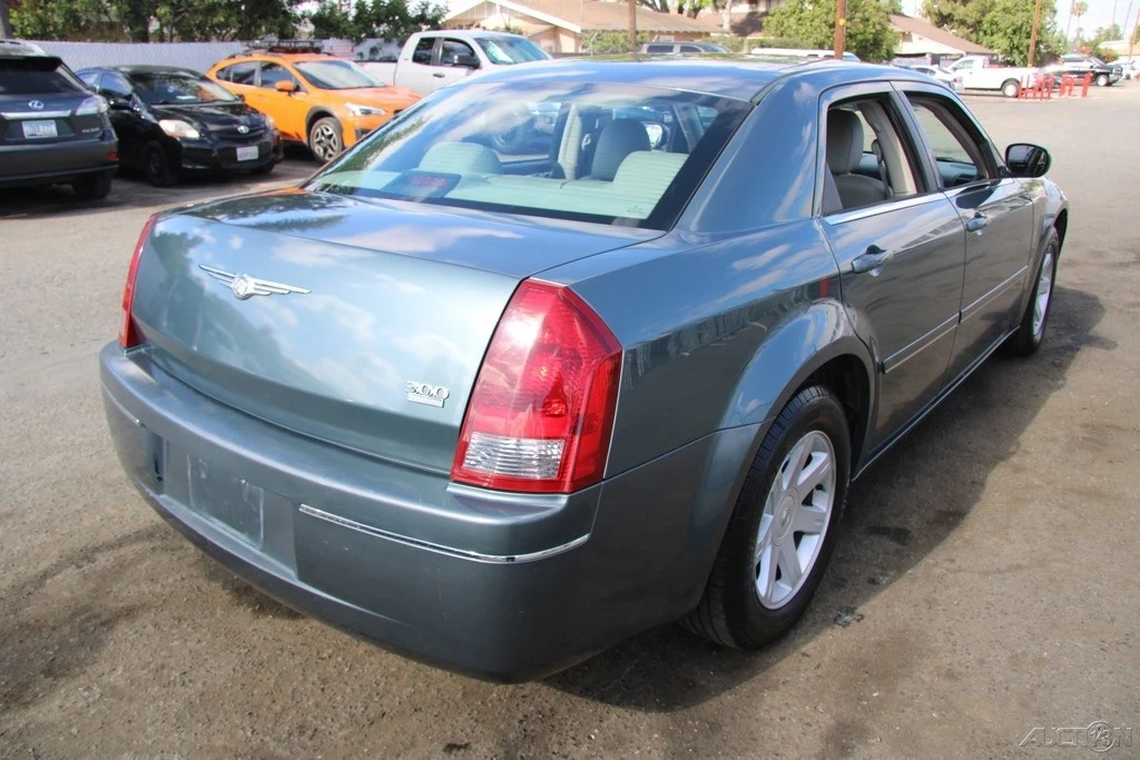 2005 Chrysler 300 (2005-2023) - Image 7 of 24