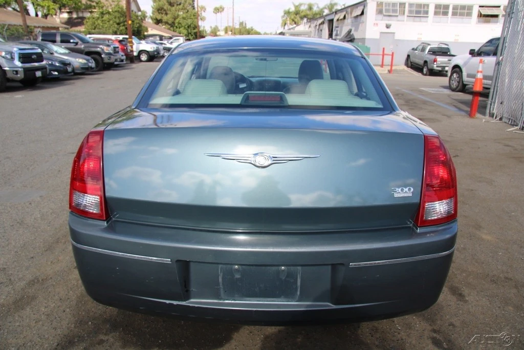 2005 Chrysler 300 (2005-2023) - Image 6 of 24