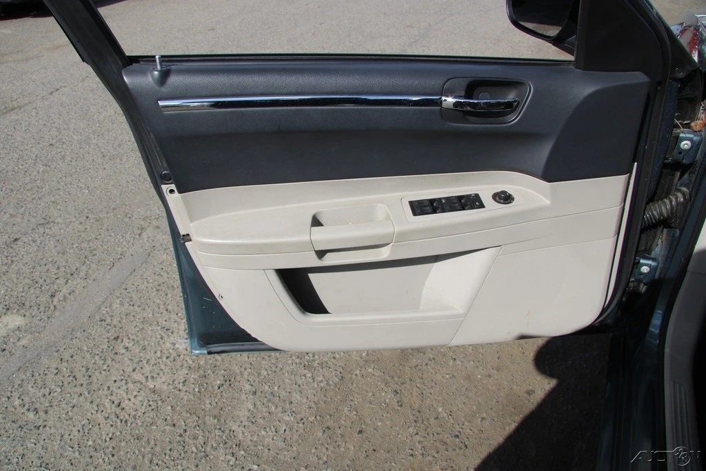 2005 Chrysler 300 (2005-2023) - Image 13 of 24
