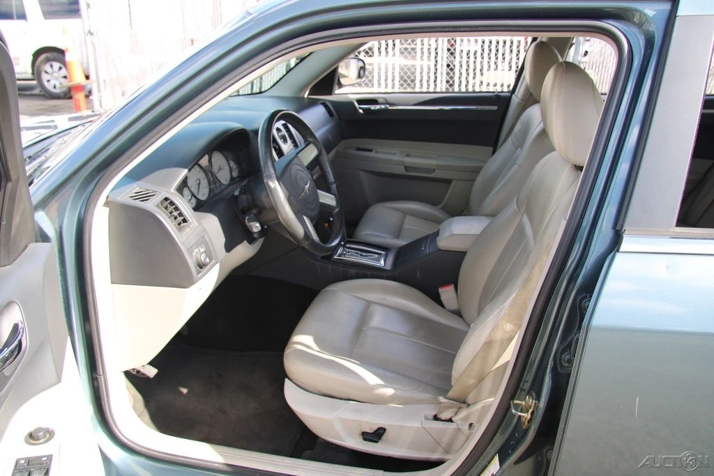 2005 Chrysler 300 (2005-2023) - Image 14 of 24