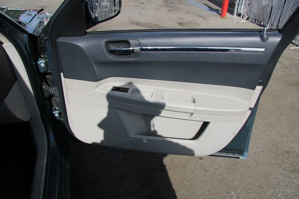 2005 Chrysler 300 (2005-2023) - Image 24 of 24