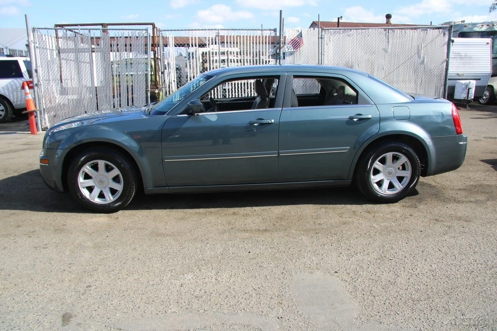 2005 Chrysler 300 (2005-2023) - Image 3 of 24