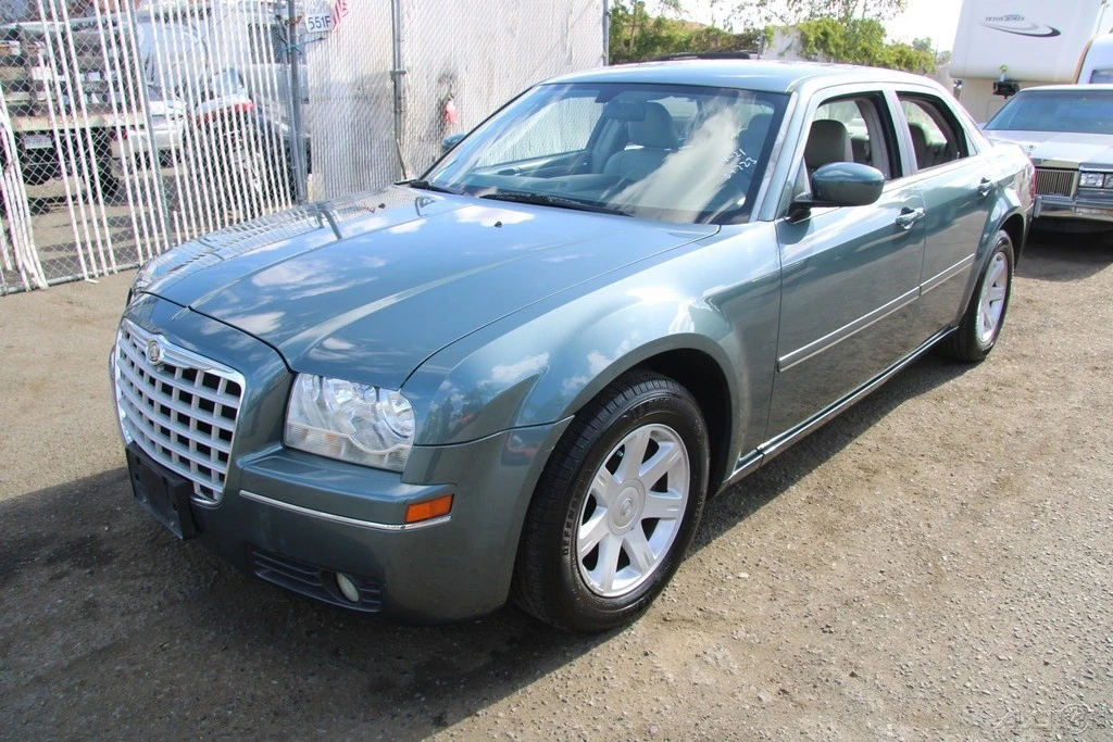 2005 Chrysler 300 (2005-2023) - Image 2 of 24
