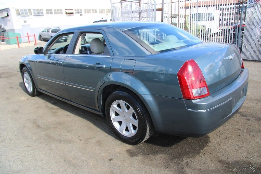 2005 Chrysler 300 (2005-2023) - Image 5 of 24