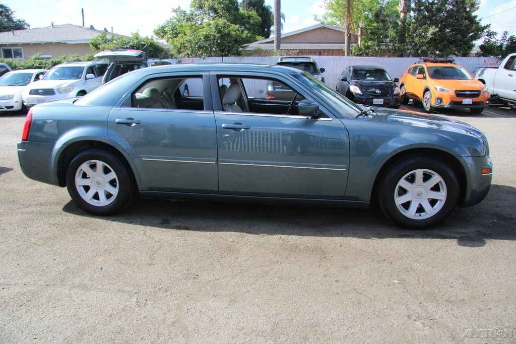 2005 Chrysler 300 (2005-2023) - Image 9 of 24
