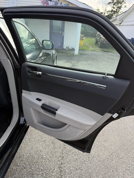 2005 Chrysler 300 (2005-2023) - Image 9 of 28