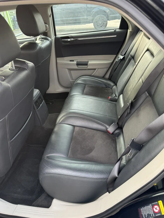 2005 Chrysler 300 (2005-2023) - Image 18 of 28