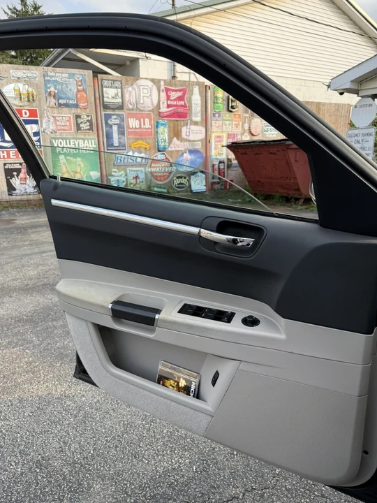 2005 Chrysler 300 (2005-2023) - Image 24 of 28