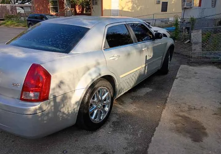 2005 Chrysler 300 (2005-2023) - Image 2 of 5