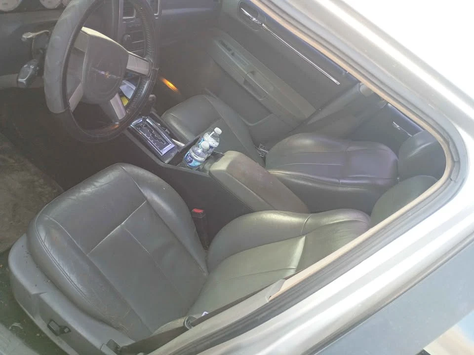 2005 Chrysler 300 (2005-2023) - Image 4 of 5