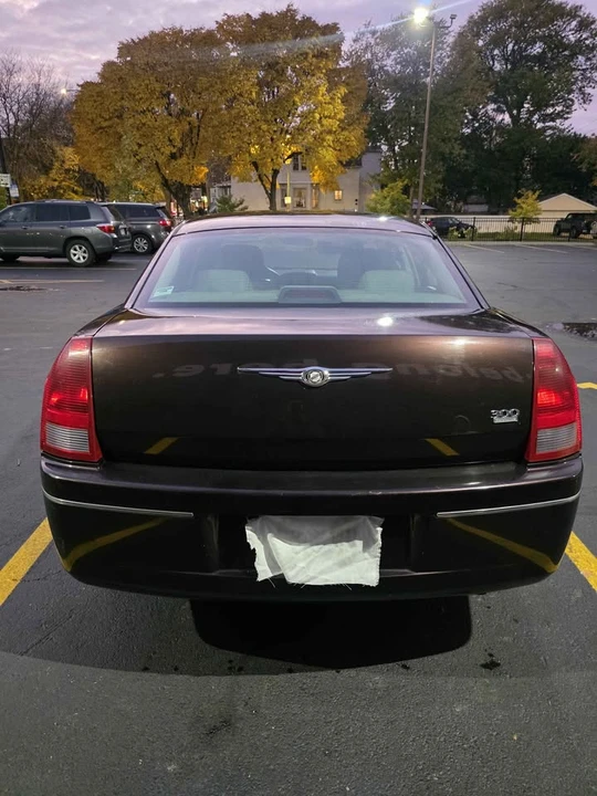 2005 Chrysler 300 (2005-2023) - Image 8 of 19