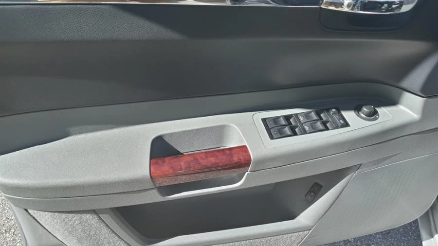 2005 Chrysler 300 (2005-2023) - Image 7 of 15