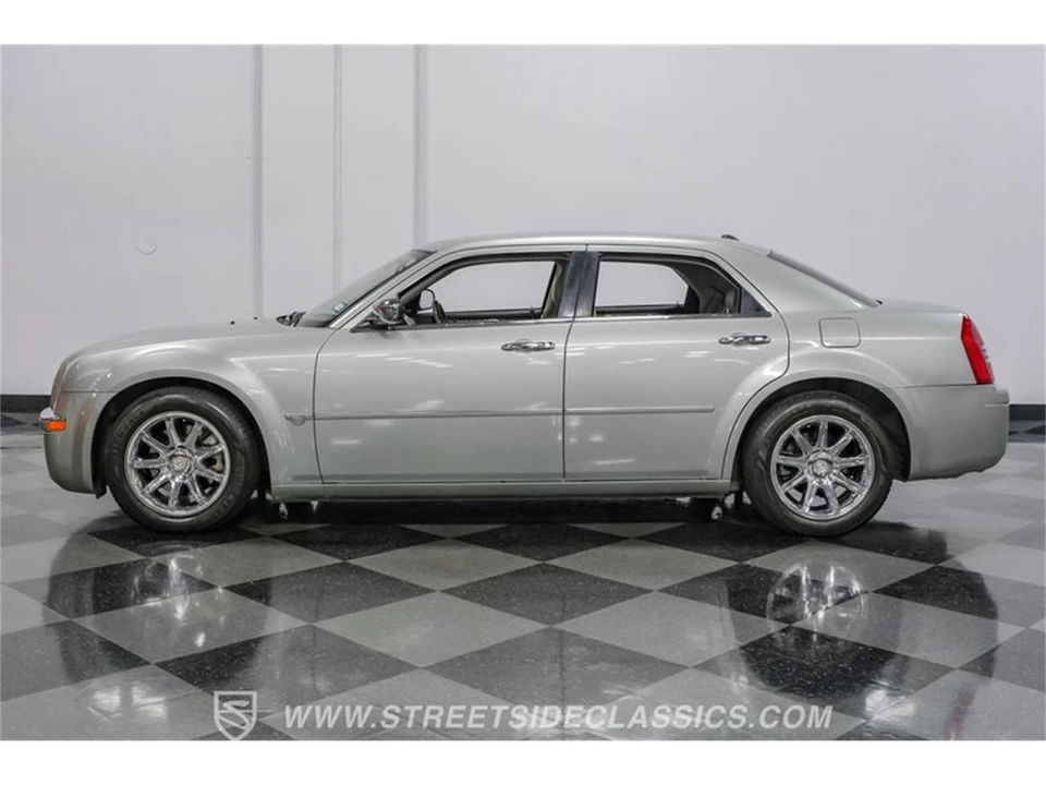 2005 Chrysler 300 (2005-2023) - Image 2 of 31