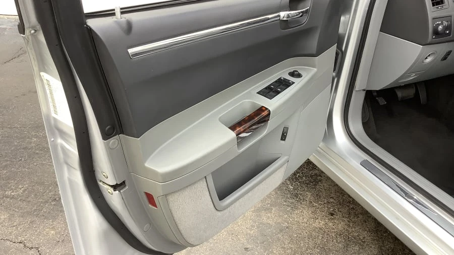 2005 Chrysler 300 (2005-2023) - Image 4 of 19