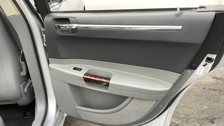 2005 Chrysler 300 (2005-2023) - Image 7 of 19