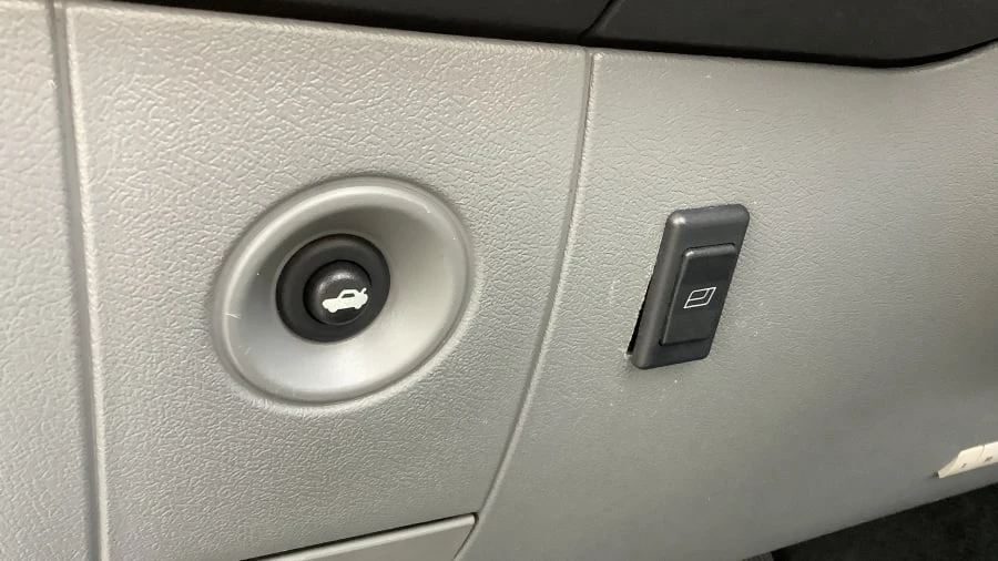 2005 Chrysler 300 (2005-2023) - Image 10 of 19