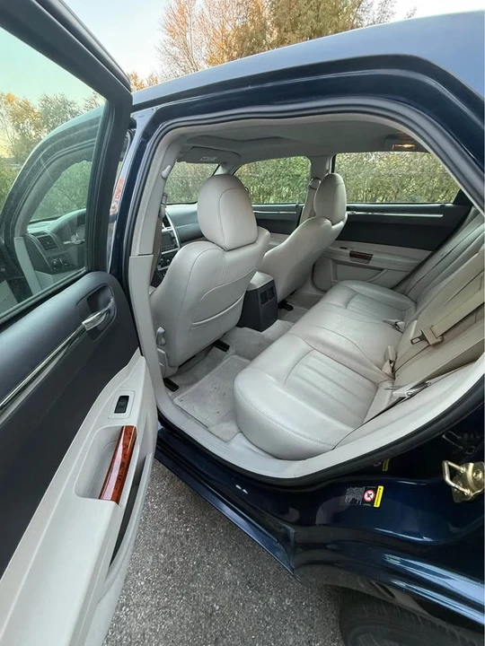 2005 Chrysler 300 (2005-2023) - Image 6 of 11