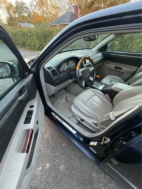 2005 Chrysler 300 (2005-2023) - Image 5 of 11