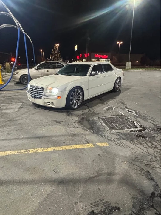 2005 Chrysler 300 (2005-2023) - Image 3 of 18