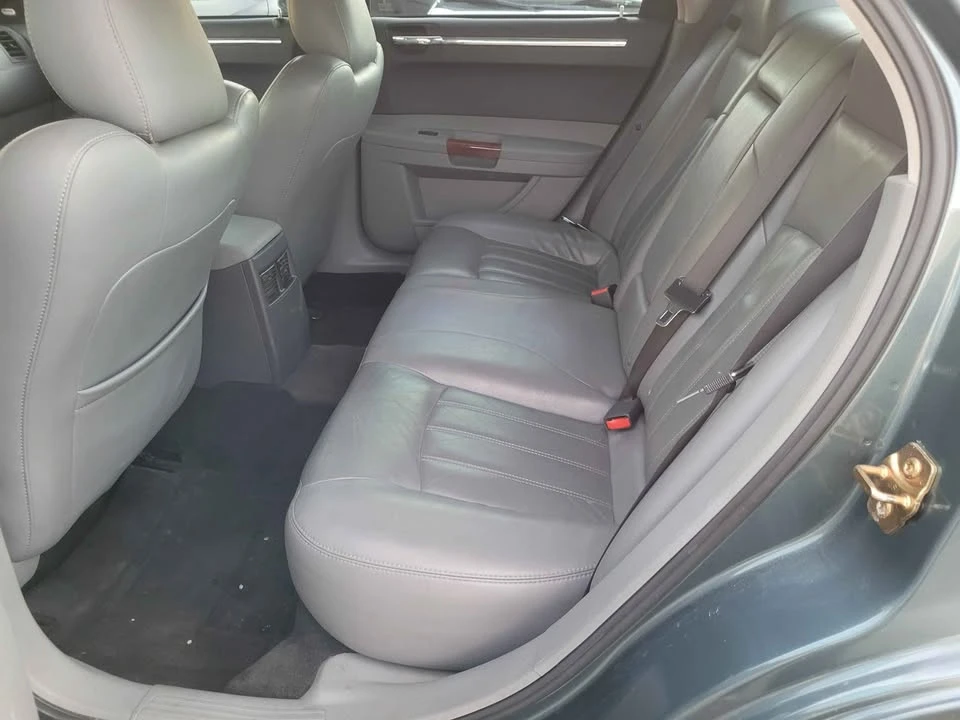 2005 Chrysler 300 (2005-2023) - Image 10 of 11