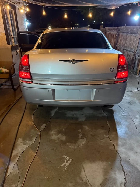 2005 Chrysler 300 (2005-2023) - Image 5 of 8
