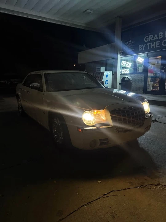 2005 Chrysler 300 (2005-2023) - Image 2 of 5