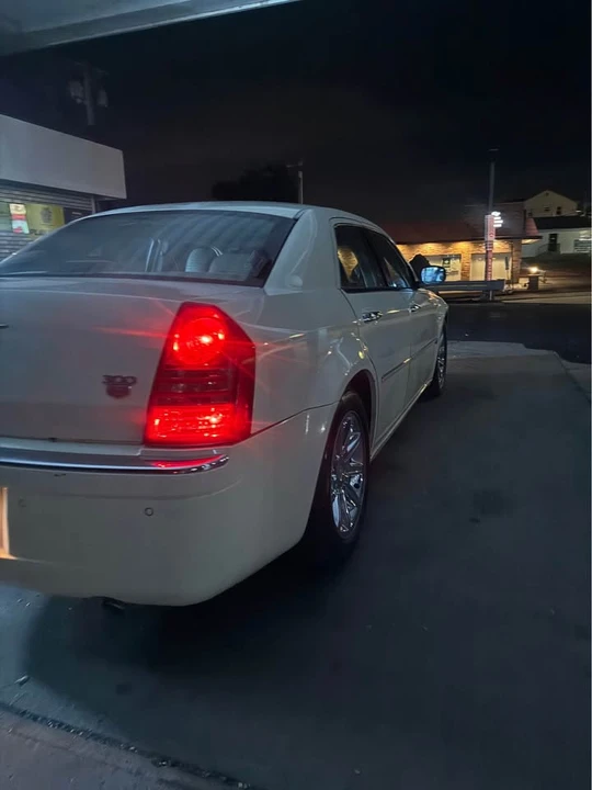 2005 Chrysler 300 (2005-2023) - Image 3 of 5