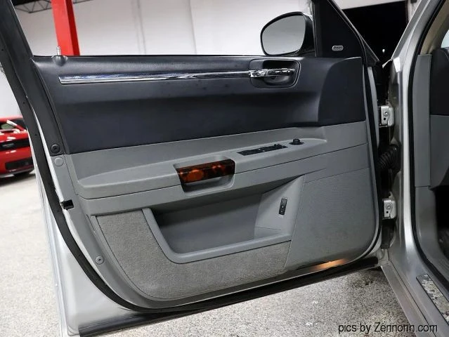 2005 Chrysler 300 (2005-2023) - Image 20 of 21