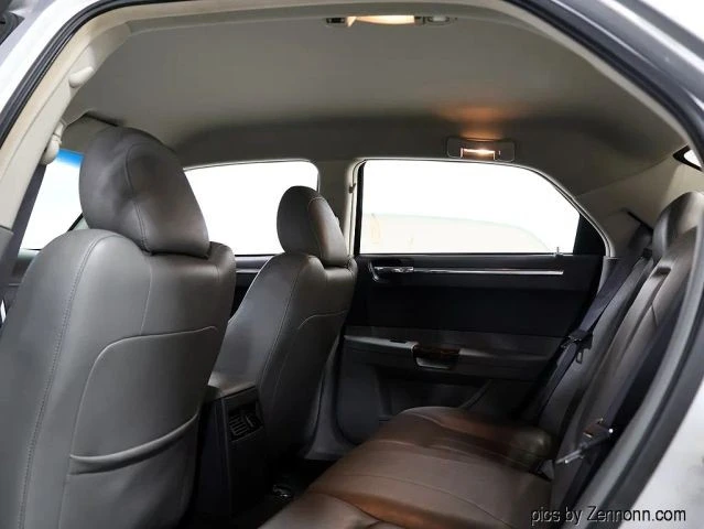 2005 Chrysler 300 (2005-2023) - Image 11 of 21