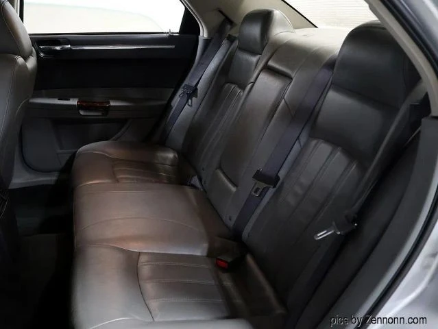 2005 Chrysler 300 (2005-2023) - Image 10 of 21