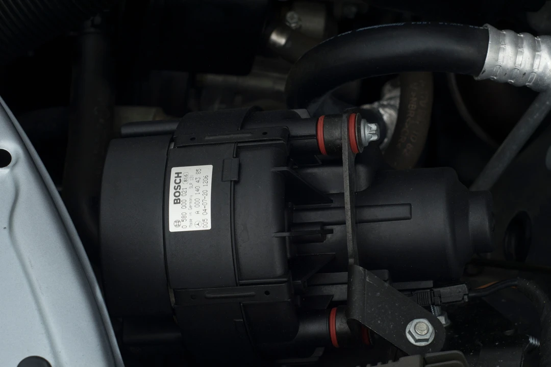 2005 Chrysler Crossfire - Image 10 of 31
