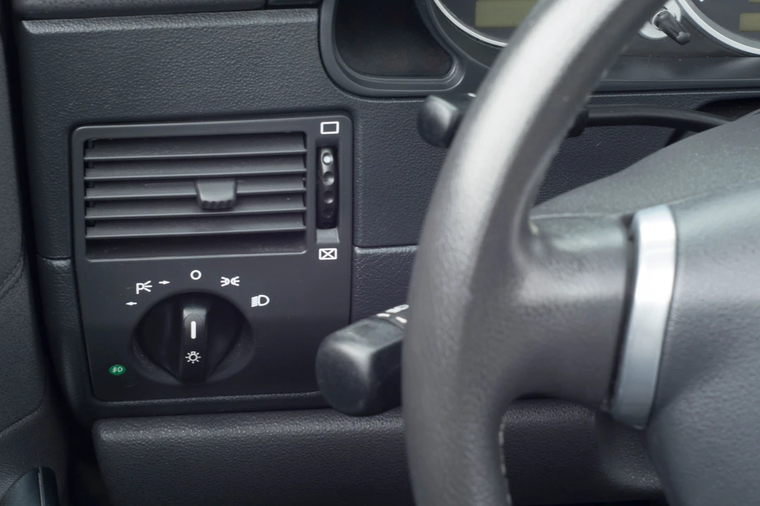 2005 Chrysler Crossfire - Image 21 of 31